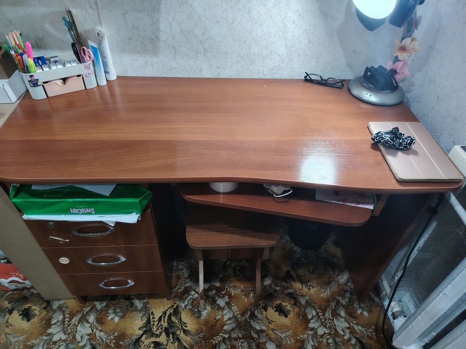 Продам компьютерный стол