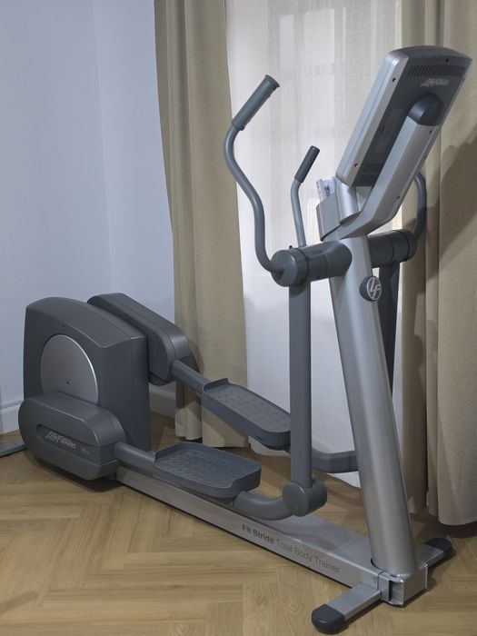 Aparat profesional - LifeFITNESS - Eliptic ca nou