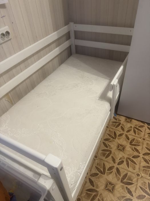 Кровать детская с матрасом
