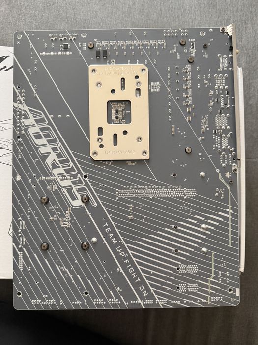Vând placă de bază aorus b650