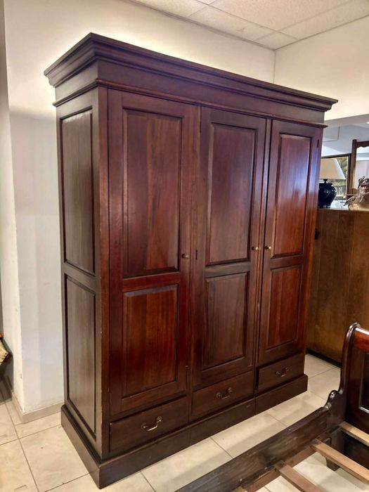 Спаля с гардероб от Тиково дърво