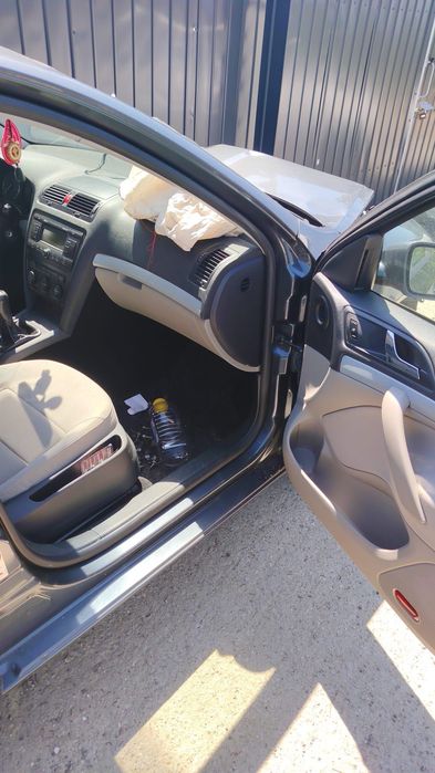 Interior  Skoda Octavia 2 fete de usi cotiera plafon