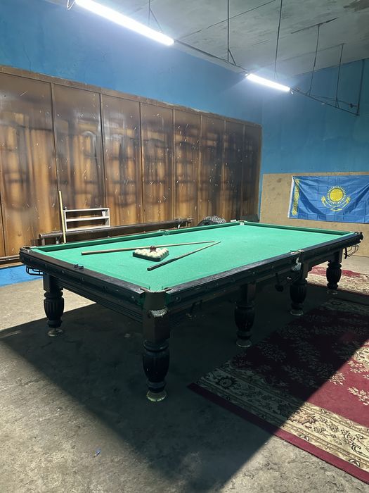 Бильярдный стол с кием