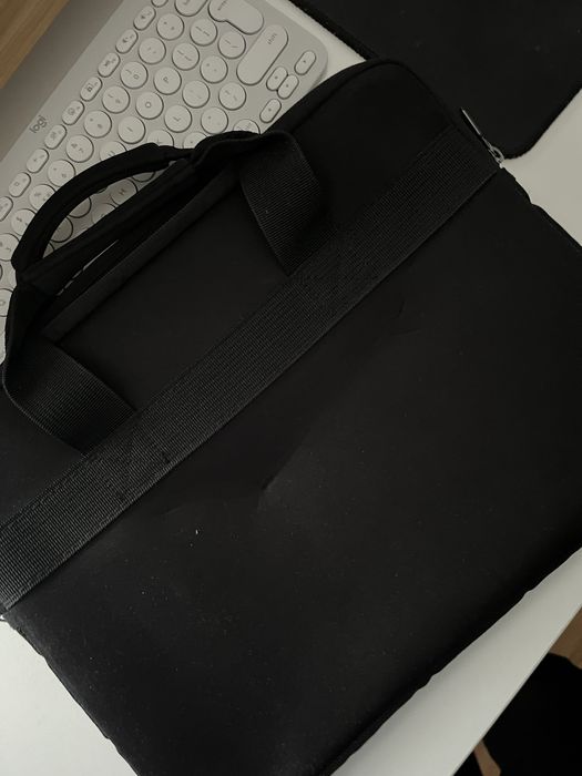 Vând geanta laptop Dicota Smartskin