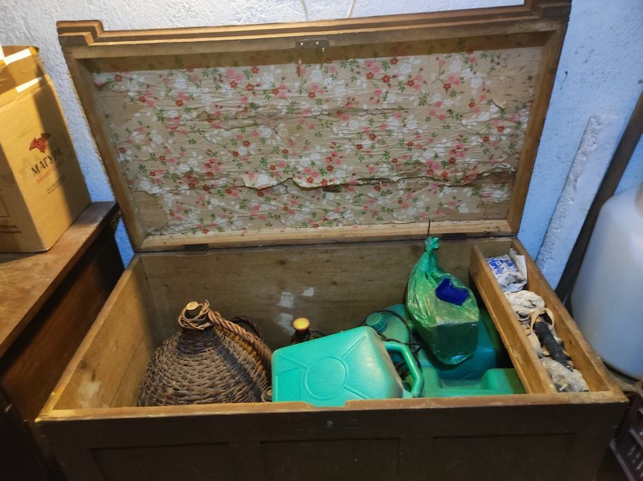 Стар сандък за дрехи