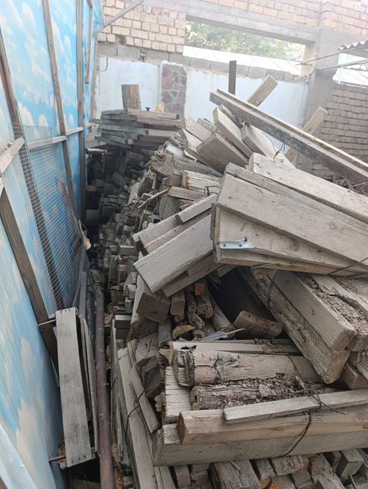 Тандир, ўчоқ ва печкаларда ёқиш учун тайёр қирқиб, боғланган ўтинлар с