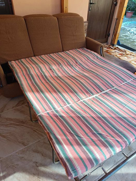 Разтегателен диван