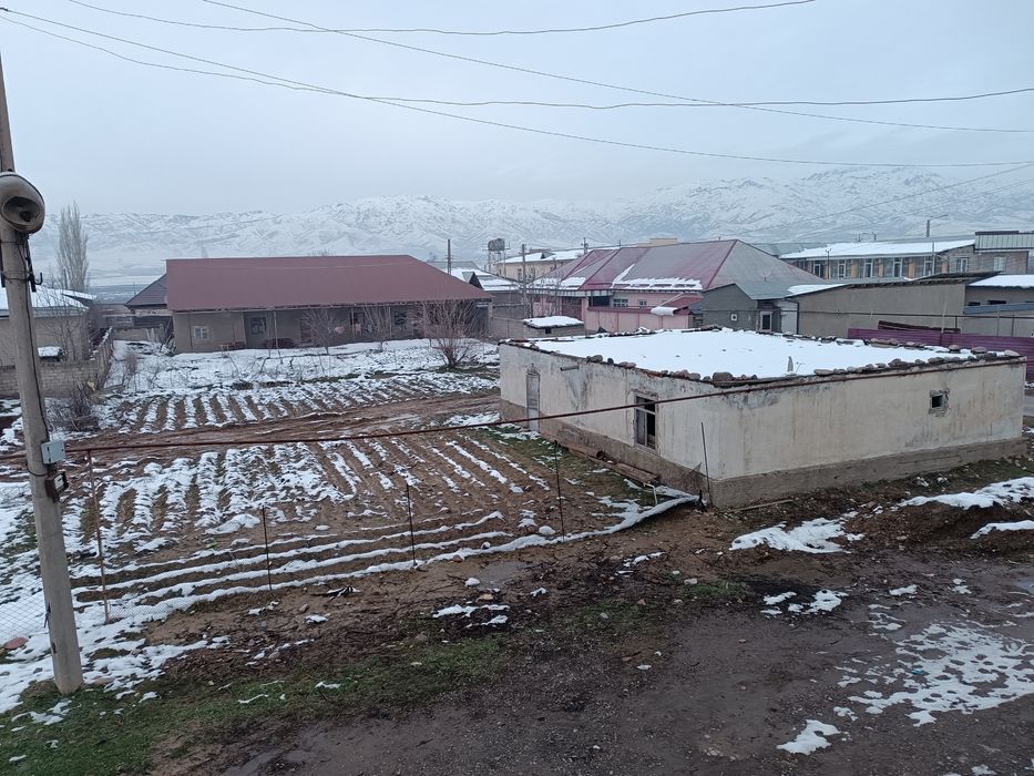 Продоется участок 8 соток,вдоль дороги Ташкент-Чарвака.Цена договорная