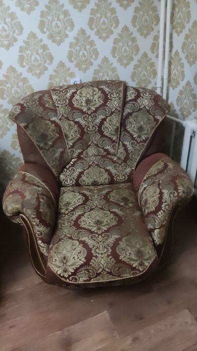 Продам б/у диван и два кресла.