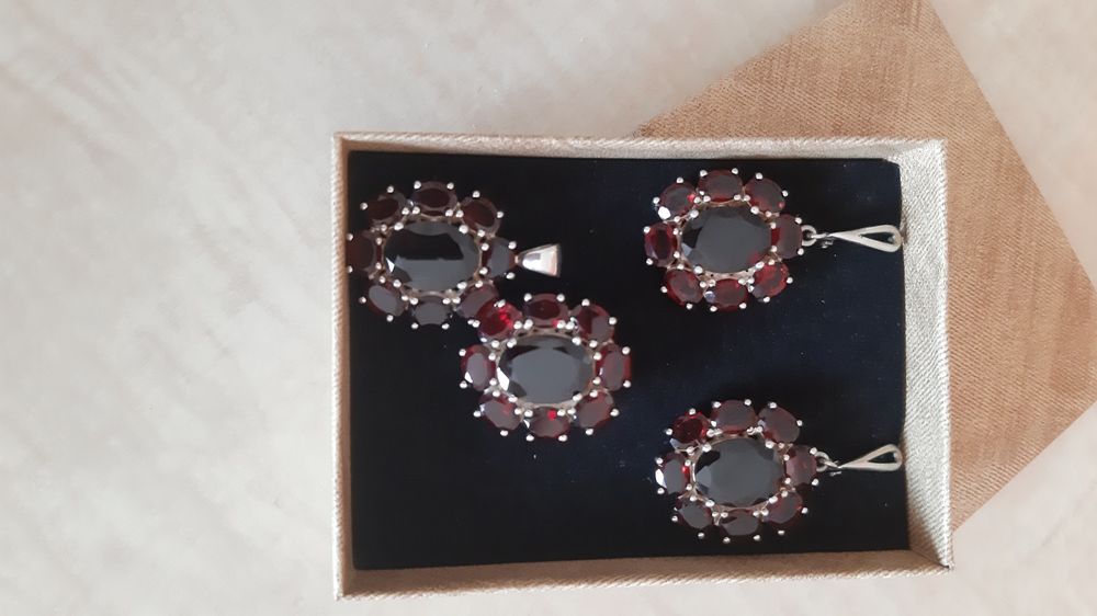 Гранаты в серебре 163000 тг размер  17,5 -18