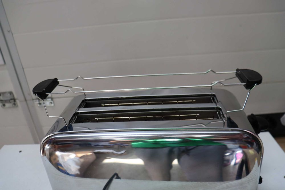 Тостер от неръждаема стомана Russell Hobbs Victory, Неръждаема стомана (6 регулируеми нива на препичане, 1000W), лек ДЕФЕКТ