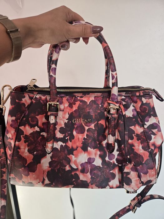 Чанта и раница Guess