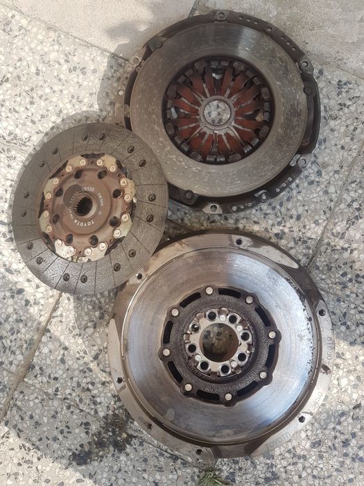 Продавам Двигател, турбина ск.кутия и съединител за Toyota Avensis T25