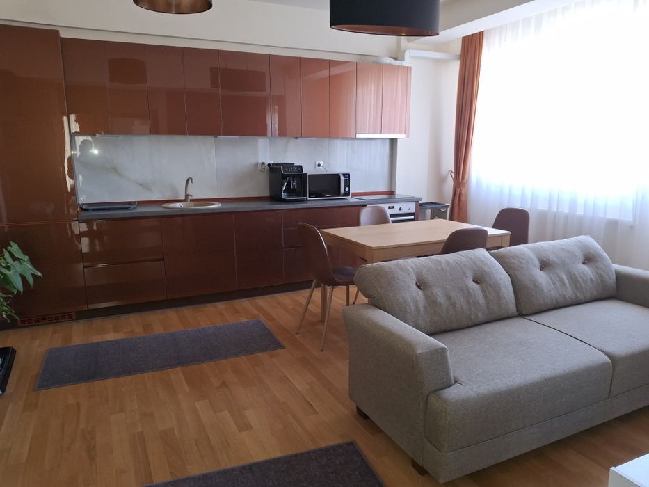 Vând apartament 3 camere,  cu parcare privataă, aproape de Prima Shops Oradea