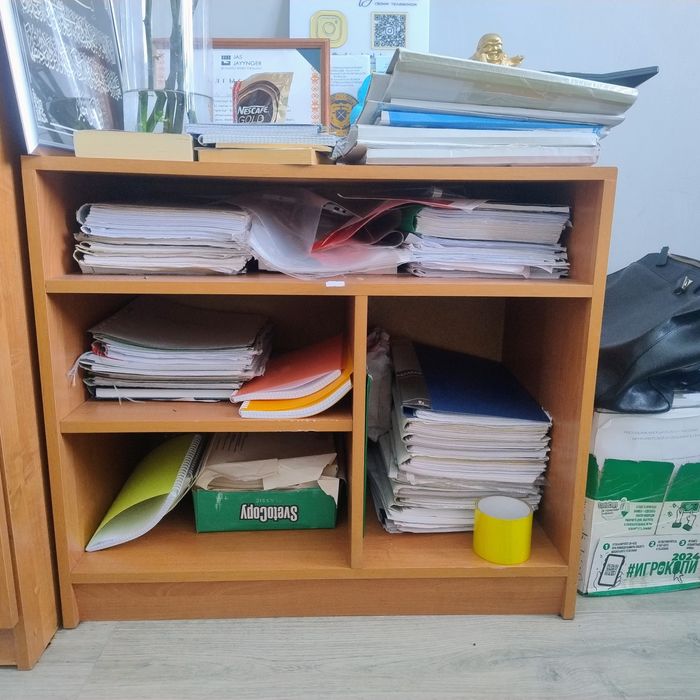 Продам мебель: столы и тумба