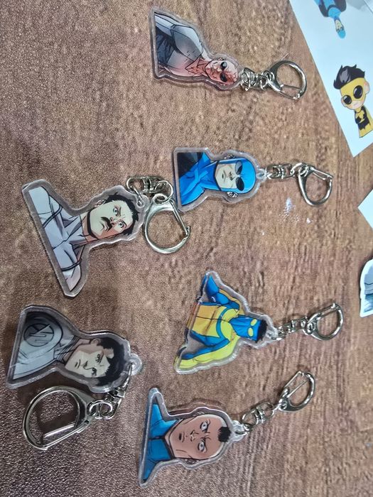 Наклейки и брелки Invincible