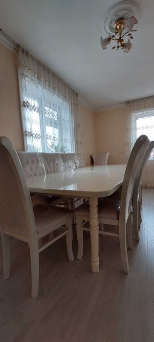 Большой белый стол со стульями на 12 человек