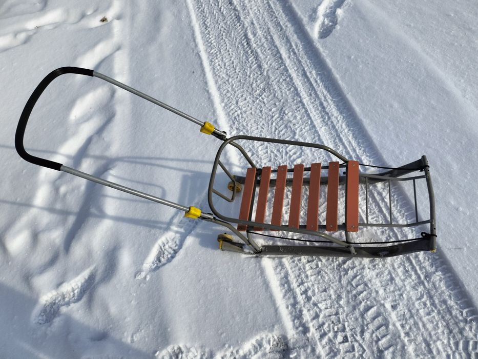 Продам сани. Почти новая.