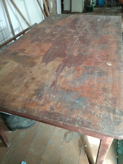 Стол деревянный..