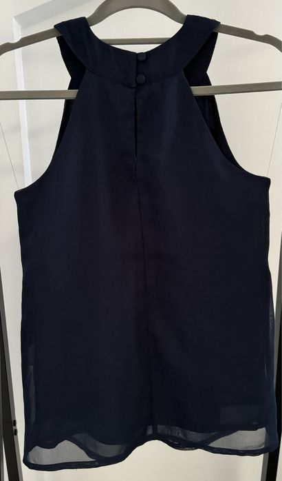 Bluza cu perlute in jurul gatului
