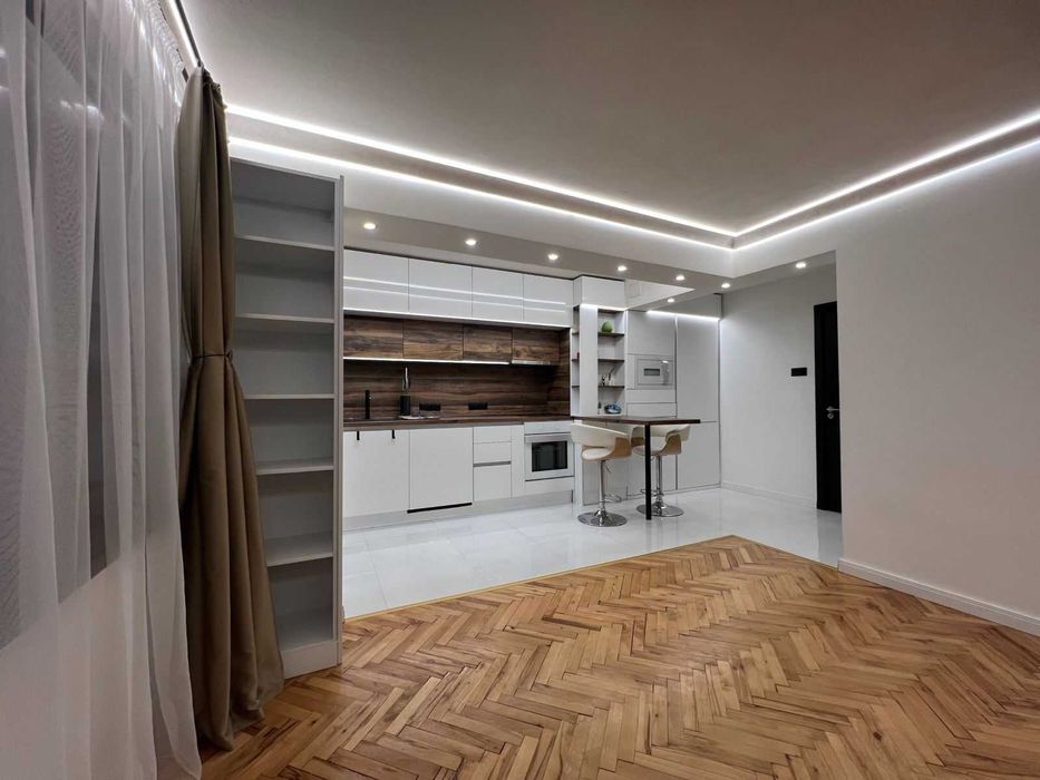 Дава се под наем Тристаен апартамент в София, Център - 90 кв.м за 797.64 € - Снимка #2