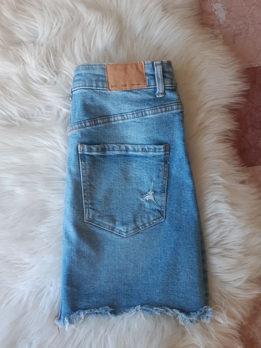 Чисто нова пола с висока талия Bershka