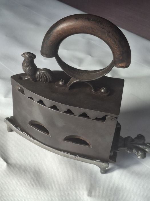 Fier de calcat romanesc