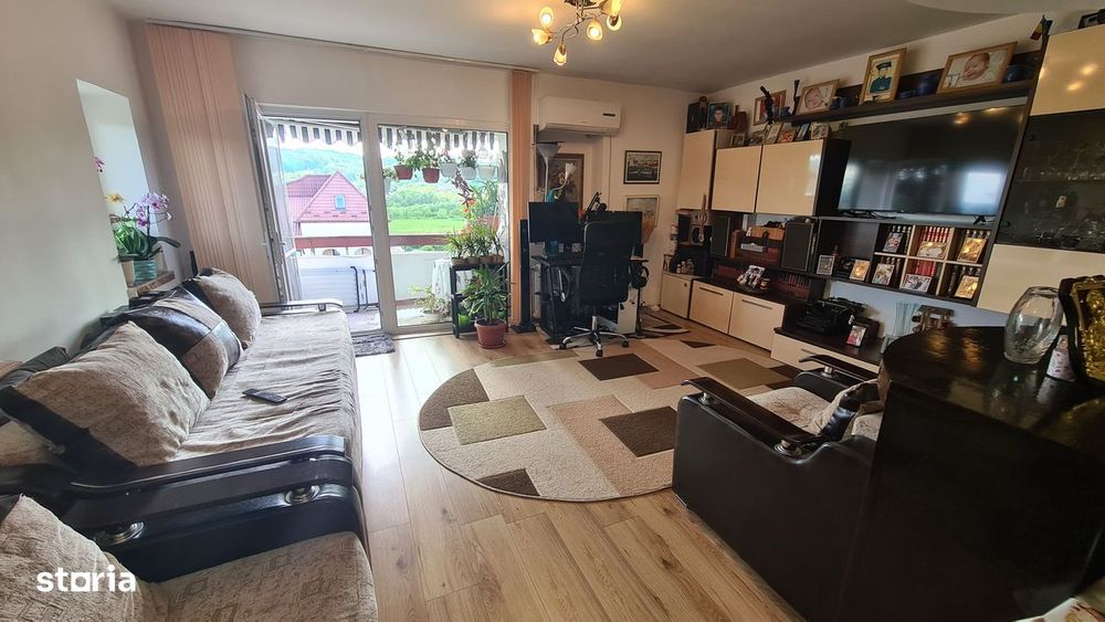 Apartament cu 3 camere de vânzare în Curtea de Argeș.