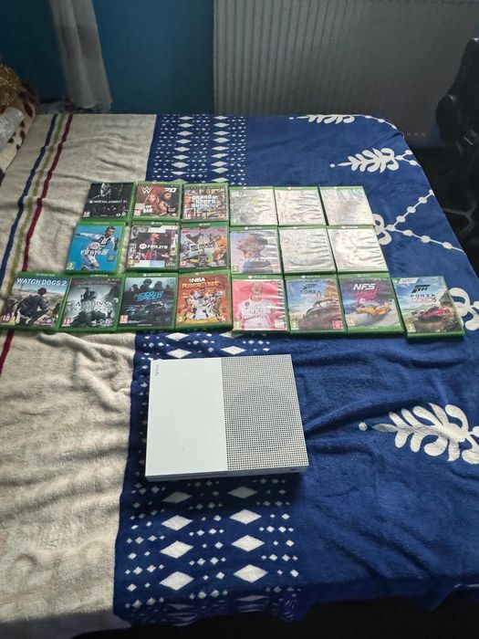 Xbox One S 1TB cu două manete și 20 jocuri