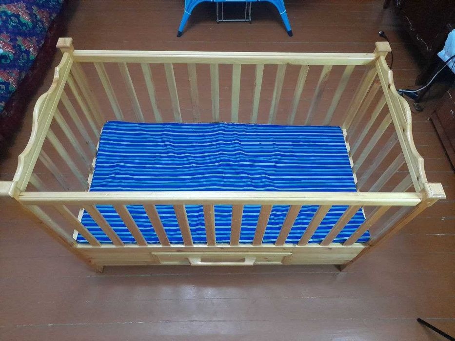 Деревянная детская кровать