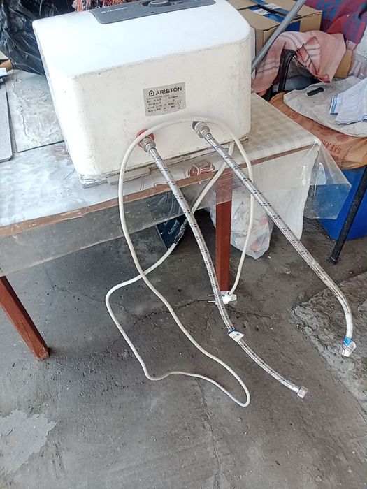 Бойлер Аристон 10л