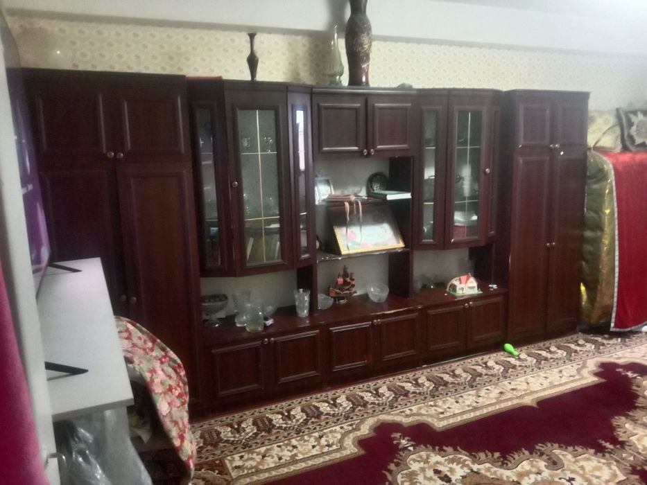 Сервант. Шкаф сотилади. Холати яхши.