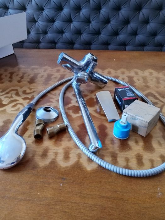 Смеситель и нужные вещи к нему