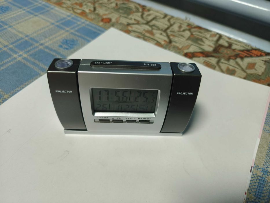 Ceas de birou cu afisaj lcd si proiector pe tavan
