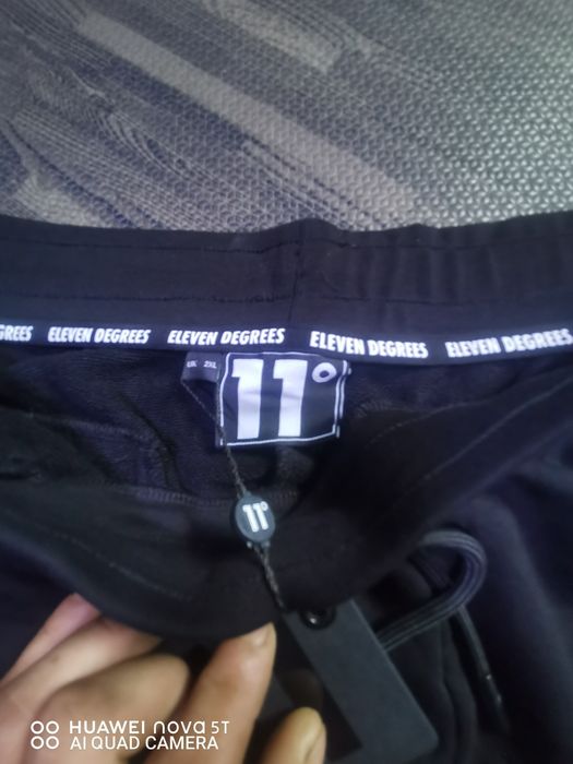 Pantaloni scurți. Eleven  degrees