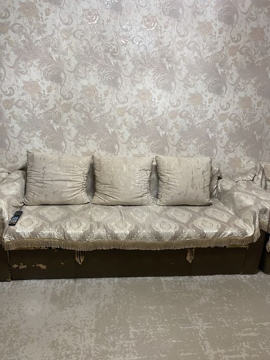 Диван в среднем состоянии