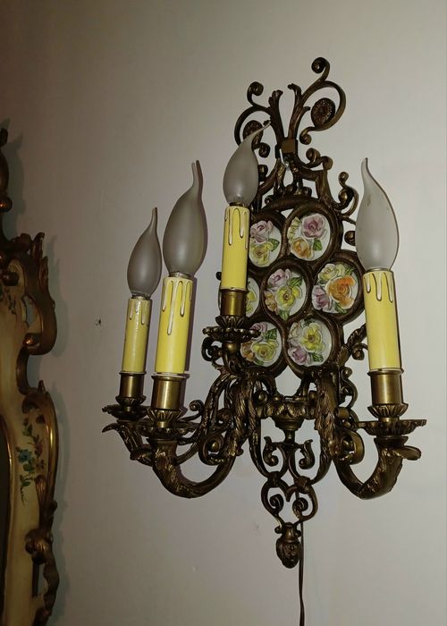 Pereche aplice din bronz masiv cu flori din portelan Capodimonte