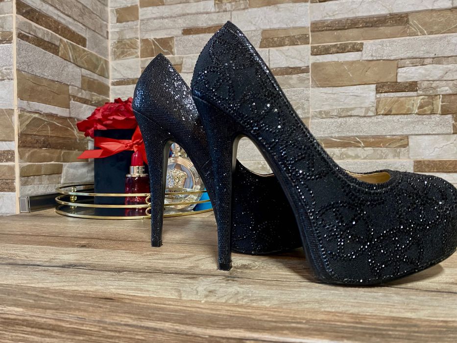 Обувки на висок ток