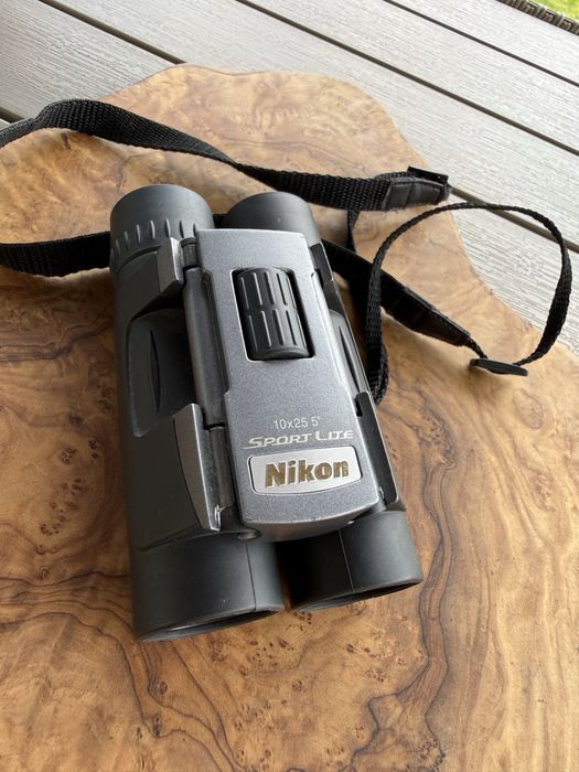 Binoclu Nikon drumetii