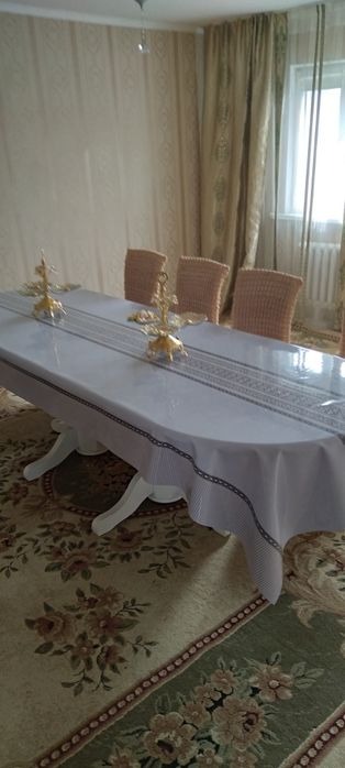 Стол и стулья для гостинной