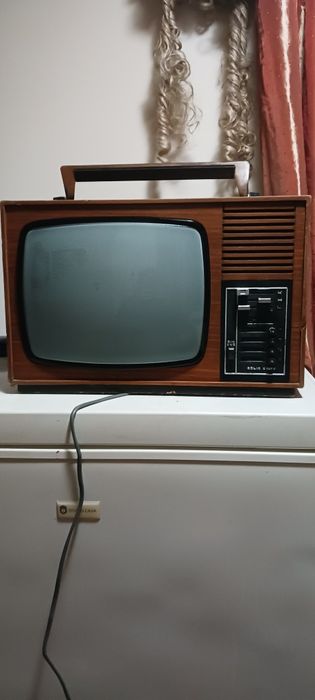 Vind televizor sport 2 bucati unul este functional