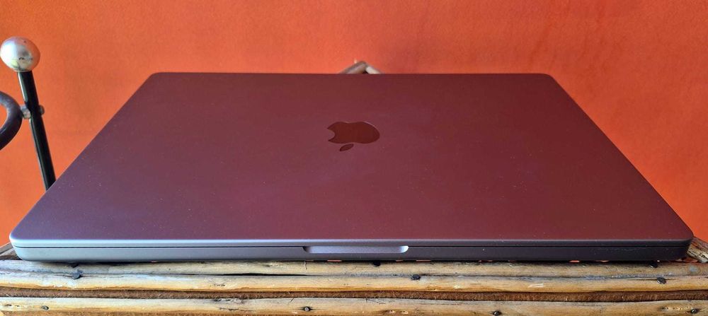 MacBook Pro 16" M2 PRO 12-core CPU, 19-core GPU, 16GB RAM, 512GB SSD (ползван 2 месеца)