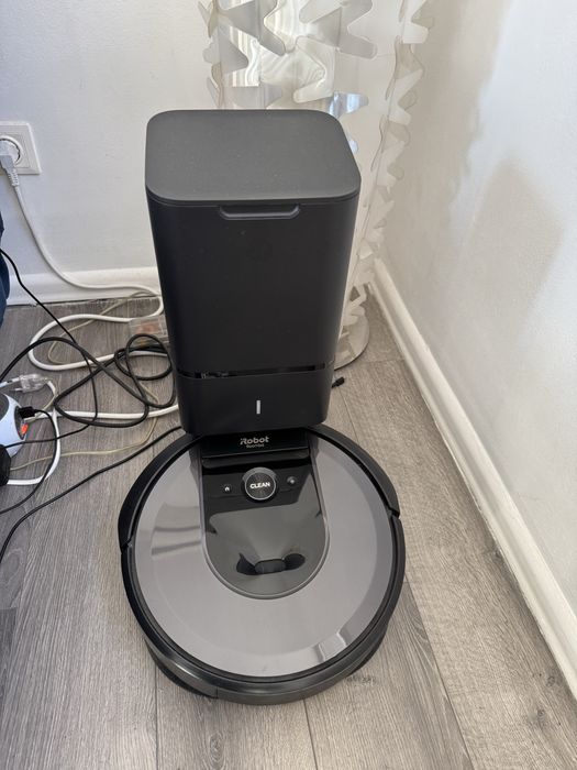 iRobot Roomba i7 + cleaning base