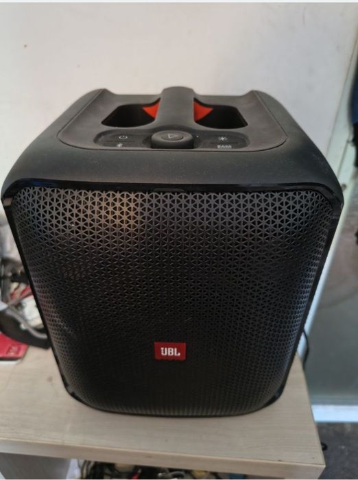 Boxa JBL într-o stare foarte bună. Un produs de calitate care promite o experiență auditivă excelentă. Perfecta