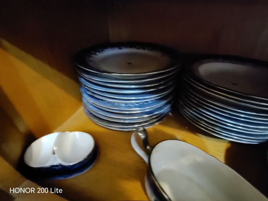 Servici de masa 12 persoane, complet și nefolosit. Este cumpărat înainte de 89 și erau și atunci foarte scumpe. Are destul de mult cobalt și argintiu