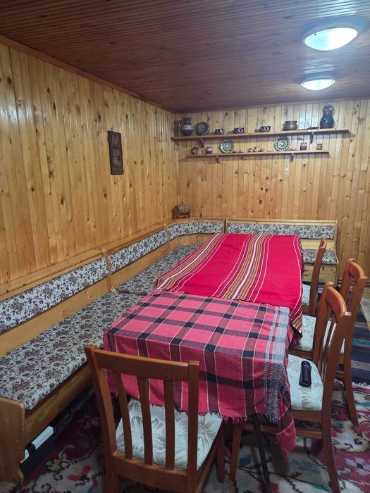 Обзавеждане за механа: ъглов диван,маса, столове,килим