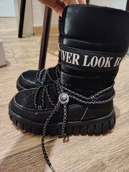 Продам зимние ботинки для девочки.