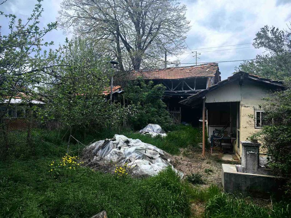 Едноетажна къща с голям двор в централната част на с. Ясеновец