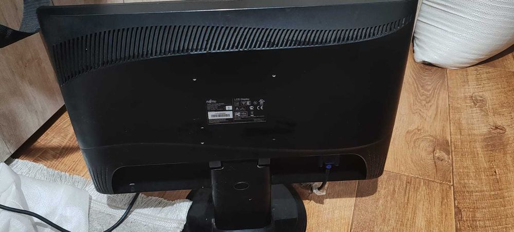 Монитор Fujitsu 1600x900