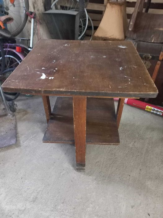 Scaune vechii din lemn si covata din lemn